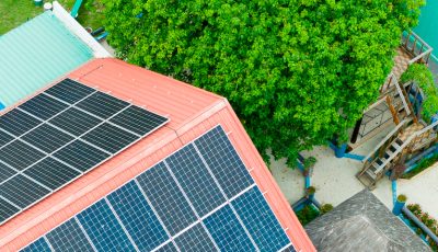 Painéis solares no telhado de uma escola.