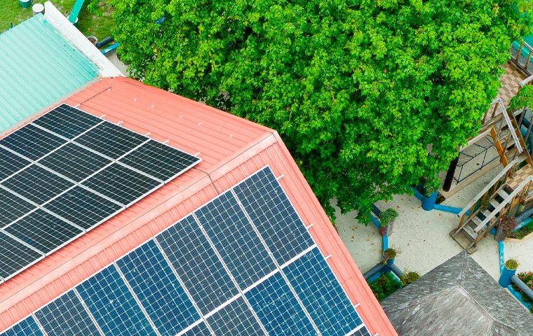 Painéis solares no telhado de uma escola.