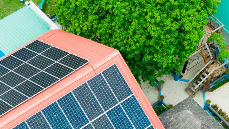 Painéis solares no telhado de uma escola.