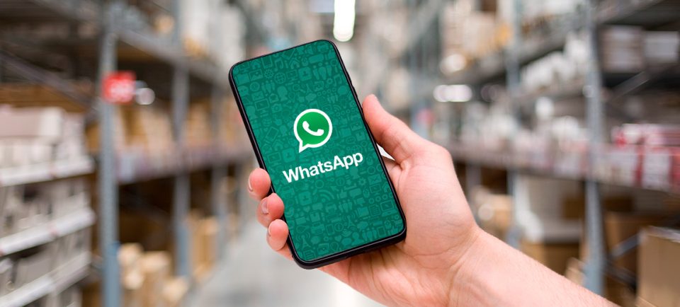 celular na mão mostrando app whatsapp