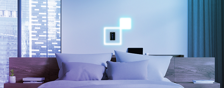 Quarto moderno com interruptor touch iluminado na parede branca.